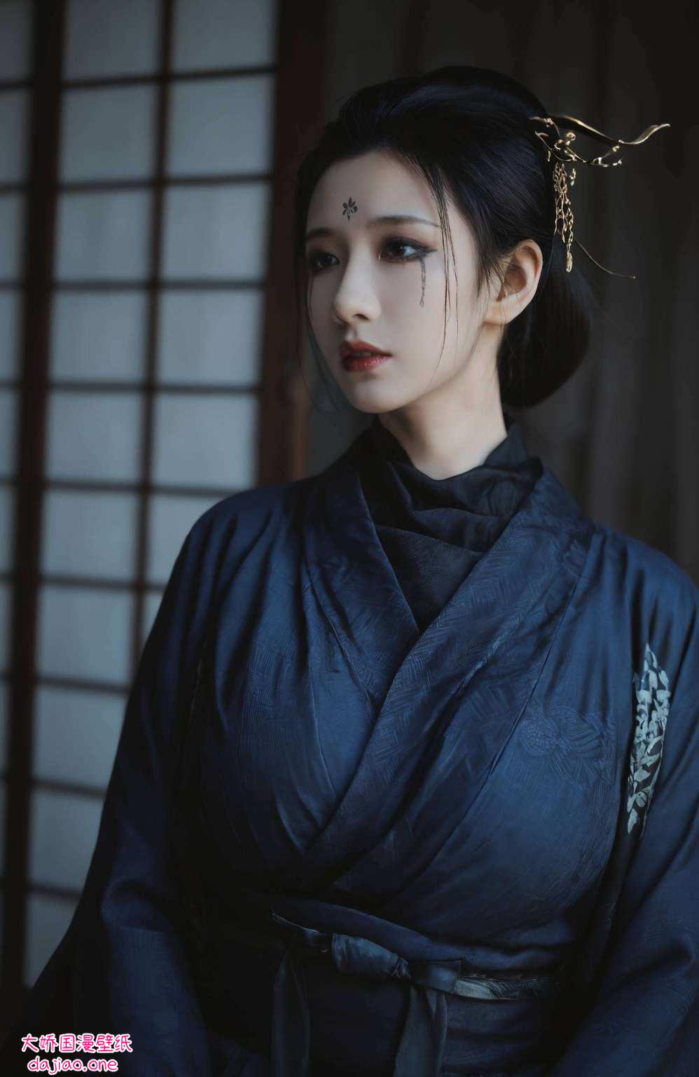 让你在欣赏国漫女神的美丽同时简直就是美得让人眼睛一亮！她那神秘的玄幻气质