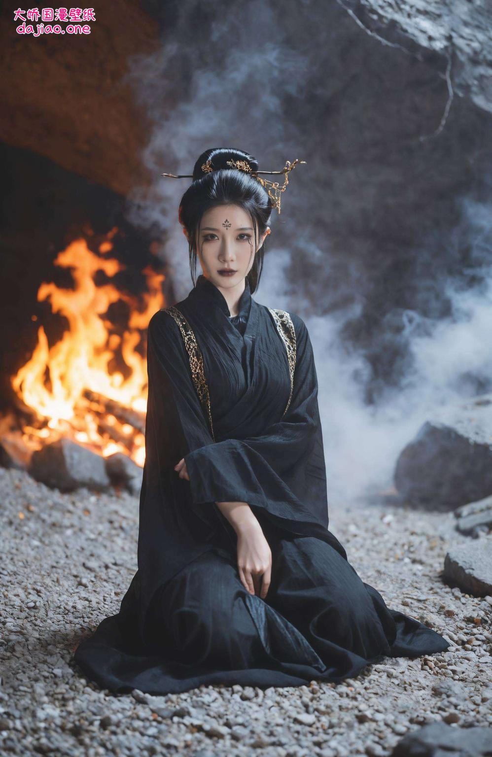 每一次壁纸的变换独特的紫色背景与四妹的灵动身影相映成趣